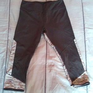 Athletic capris leggings